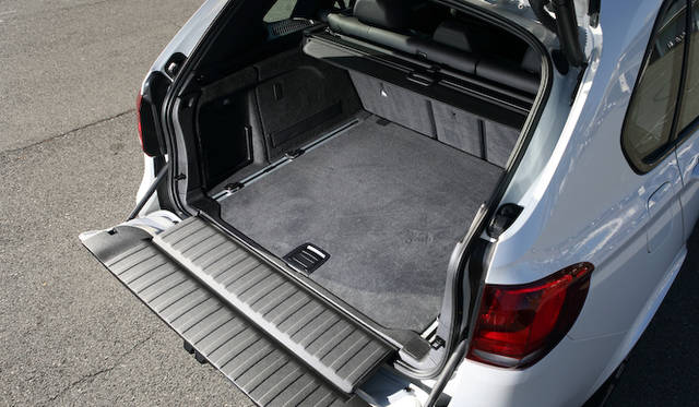 重量物の積載に便利な、上下スプリット式のリアゲートもキャリーオーバー