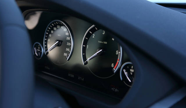 タコメーターは6,000回転まで目盛が刻まれる