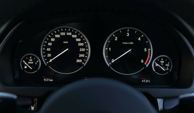 タコメーターは6,000回転まで目盛が刻まれる