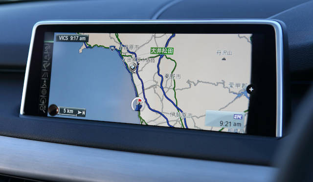 10.2インチのワイドディスプレイにHDDナビゲーションシステム、TV、DVDなどは標準装備