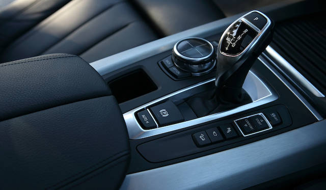 日本で展開されるX5のトランスミッションは、8段オートマチックのみ