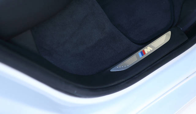 M Sportには、サイドシルに専用プレートがあしらわれる