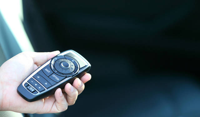 リア エンターテイメント システムには、操作用のリモコンもそなわる