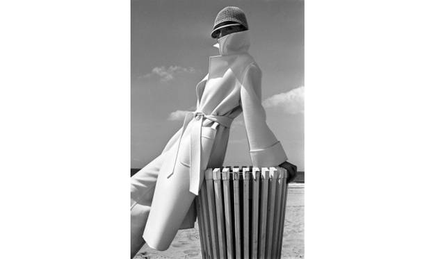 <strong>ART｜ブライアン･ダフィー写真展『DUFFY...PHOTOGRAPHER』</strong>　ELLE, Model on ruddish bin © Duffy Archive