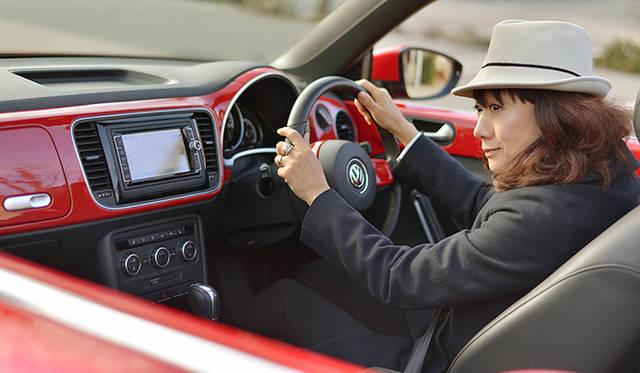 「ザ・ビートル・カブリオレ」は、藤原さんのスタイルを表現する小さなパートナー。