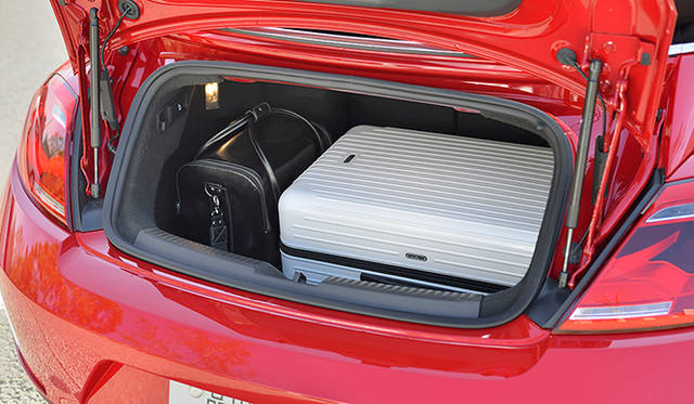 ビートルのトランクにぴったりと収まる、藤原さんのメイク道具一式。