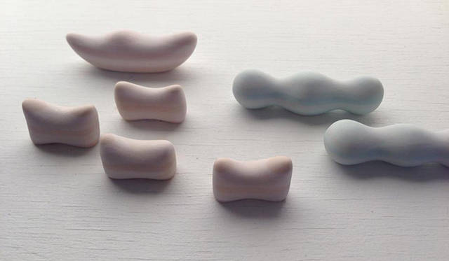 1983年神戸生まれ<br />2005年大阪芸術大学工芸学科陶芸コース卒業<br />2007年多治見市陶磁器意匠研究所修了<br />2013年抹茶と書の道具展 （銀座三越／東京）<br />　　　お酒を楽しむうつわ展 （水道ギャラリー／東京） <br />　　　個展 （うつわ楓／東京）<br /> 　　　個展 （sophora／京都）<br />　　　二人展 （galerie n107／大阪）<br />　　　個展 （ギャラリー芽楽／名古屋） <br />　　　灯しびとの集い （大阪）<br />　　　二人展 （水道ギャラリー／東京）<br />2014年抹茶と書の道具展 （代官山 T-SITE GARDEN GALLERY／東京）<br />現在、多治見にて制作