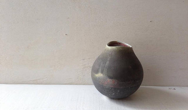 1983年神戸生まれ<br />2005年大阪芸術大学工芸学科陶芸コース卒業<br />2007年多治見市陶磁器意匠研究所修了<br />2013年抹茶と書の道具展 （銀座三越／東京）<br />　　　お酒を楽しむうつわ展 （水道ギャラリー／東京） <br />　　　個展 （うつわ楓／東京）<br /> 　　　個展 （sophora／京都）<br />　　　二人展 （galerie n107／大阪）<br />　　　個展 （ギャラリー芽楽／名古屋） <br />　　　灯しびとの集い （大阪）<br />　　　二人展 （水道ギャラリー／東京）<br />2014年抹茶と書の道具展 （代官山 T-SITE GARDEN GALLERY／東京）<br />現在、多治見にて制作