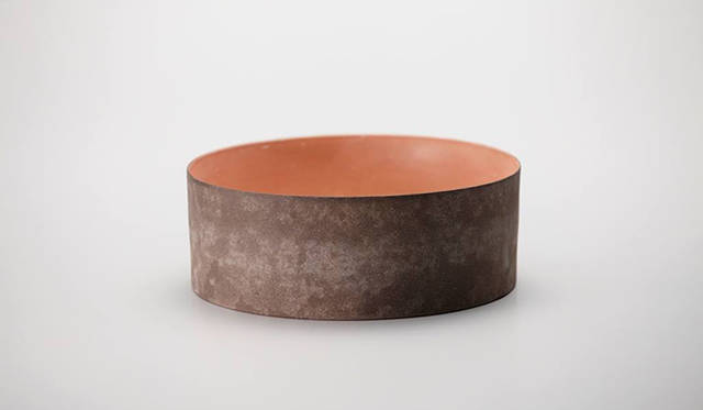 1982年埼玉県生まれ<br />2005年東京造形大学 環境計画専攻卒業 2007 多治見市陶磁器意匠研究所修了<br />2011年個展 陶 白い稜線の軌跡 （INAX ガレリアセラミカ／東京） <br />2012年わんの形（ギャラリーヴォイス／多治見） <br />　　　個展 （ギャラリー芽楽／名古屋） <br />　　　世界陶磁大展（coex／韓国）<br />　　　MINO CERAMICS NOW （岐阜県現代陶芸美術館／多治見） <br />　　　二人展 ながめ かさなり にじむ （クラフトショップ NAGASE3 号館／多治見）<br />2013年日韓交流展 （CHACHA／岐阜市） <br />　　　個展（勝山文化往来館ひしお／岡山）