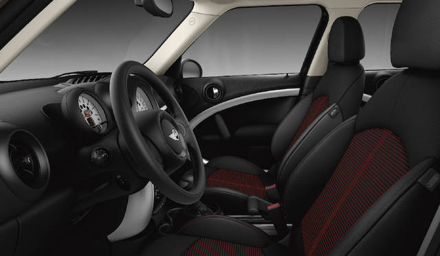 写真は欧州仕様車。日本仕様は右ハンドル。