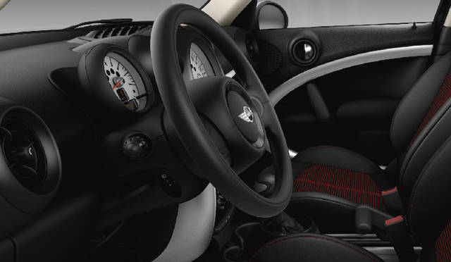 写真は欧州仕様車。日本仕様は右ハンドル。