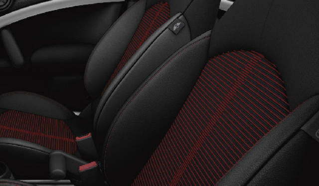 写真は欧州仕様車。日本仕様は右ハンドル。