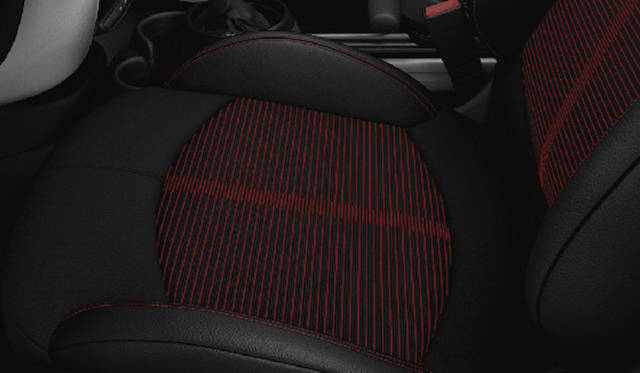 写真は欧州仕様車。日本仕様は右ハンドル。