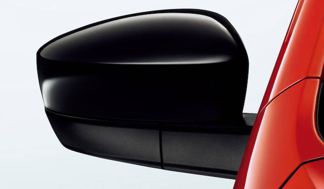 専用のブラック塗装ミラーカバーを採用