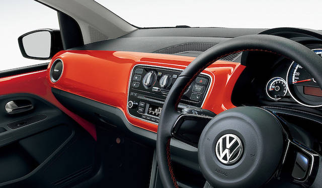 ボディカラー「ホットオレンジメタリック」のインテリア。目にもあざやかなオレンジのダッシュパッドはボディカラーにかかわらずそなわる