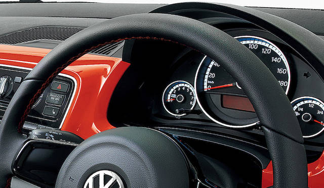 ハンドルにはオレンジのステッチがあしらわれる