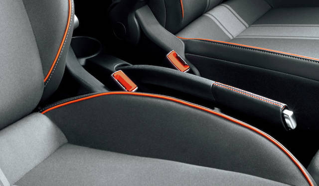 シートやサイドブレーキにもオレンジのステッチyやパイピングがほどこされる