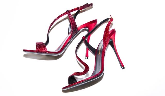<strong>STYLEBOP.com｜10名のデザイナーと限定カプセルコレクションを発表</strong>　NicholasKirkwod,Red Crystal Embellished Curve Line Sandal 13万4492円