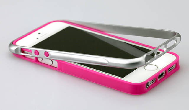 独自に開発したインナーフレーム「DVTPCフレーム」と、ワンピースの金属で成形された「ZINC ALLOY フレーム」を組み合わせて装着する