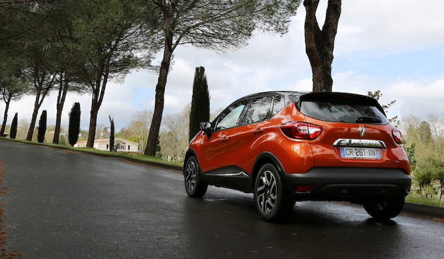 写真は海外仕様車