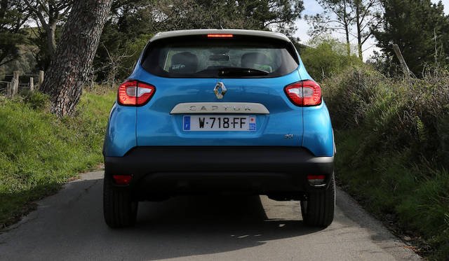 写真は海外仕様車