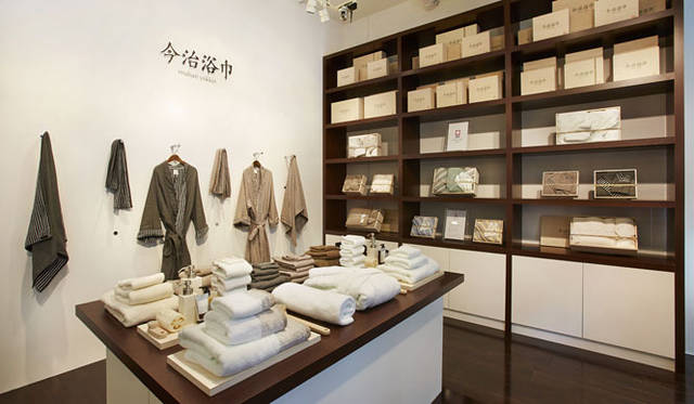 店舗エントランス。木を基調としたクラシック感漂う店内