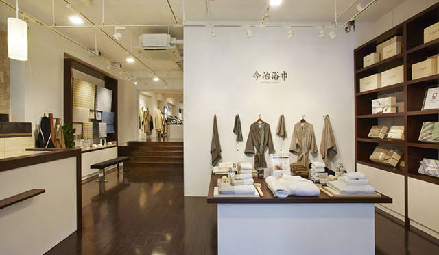 タオルはもちろん、ガウンやタオルドレス、エプロンなどの縫製物や、オーガニック綿シリーズ、エジプト綿の最高峰の作り方で作られたガウン、ベッドカバーなど、豊富な商品をラインナップ