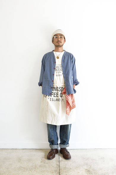 シャツカーディガン 1万8000円、デニムイージーパンツ 1万9000円、MORNINGSIDE COFFEE エプロン 8500円、ニットキャップ 7800円、ネックレス 7800円、バンダナ 1800円（以下価格はすべて税抜）