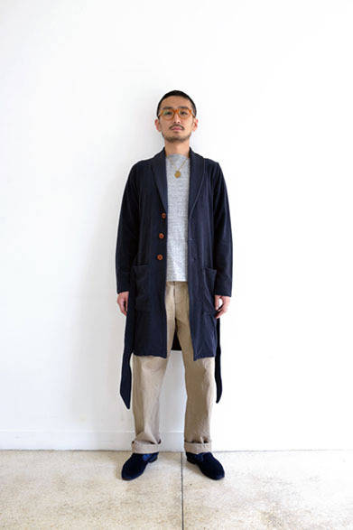 パイルロングガウン 2万4000円、ボートネックカットソー 1万円、チノトラウザー 2万2000円、ネックレス 7800円、メガネ 2万5000円