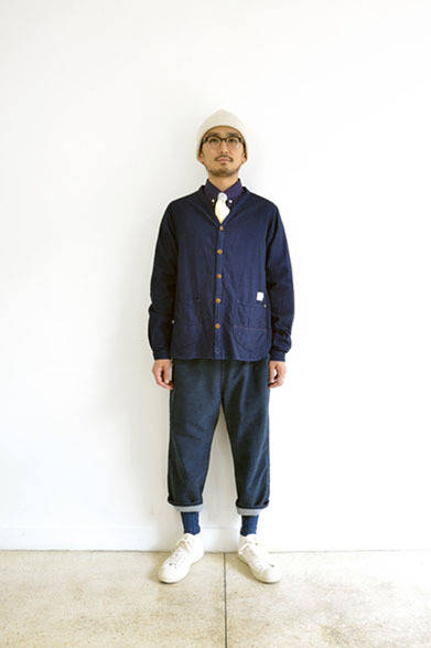 インディゴシャツカーディガン 1万8000円、B.Dシャツ 1万6000円、インディゴイージーパンツ 1万8000円、ニットキャップ 7800円、メガネ 2万5000円、ニットタイ 1万2000円、スニーカー 1万3000円