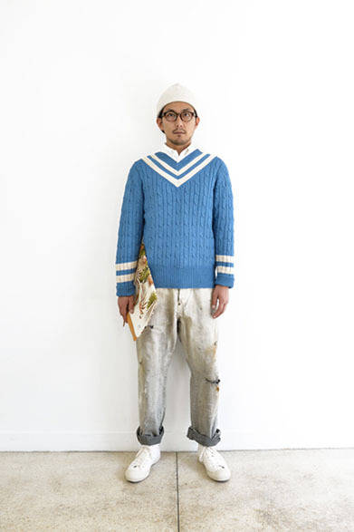 インディゴチルデンニット 2万9000円、B.Dシャツ 1万6000円、ダメージホワイトデニムパンツ 3万2000円、ニットキャップ 7800円、メガネ 2万5000円、スニーカー 1万3000円、クラッチバッグ 6800円