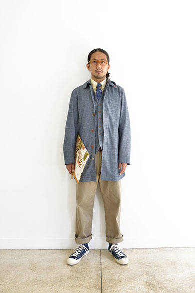 デニムステンカラーコート 3万4000円、デニムベスト 1万8000円、B.Dシャツ 1万6000円、チノトラウザーズ 2万2000円、プリントタイ 1万2000円、メガネ 2万5000円、スニーカー 1万3000円、クラッチバッグ 6800円