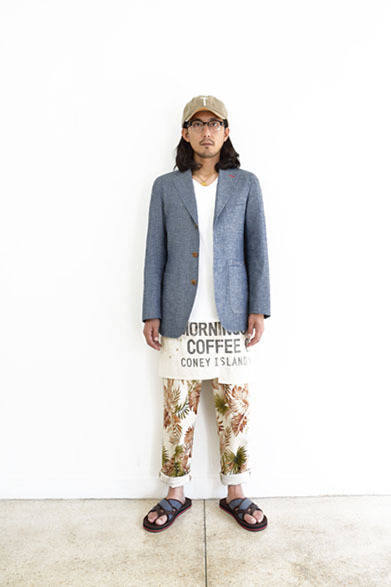 デニムラペルジャケット 3万4000円、花柄イージーパンツ 1万7000円、MORNINGSIDE COFFEEショートエプロン 7800円、VネックTシャツ 4500円、ベースボールキャップ 7800円、メガネ 2万5000円