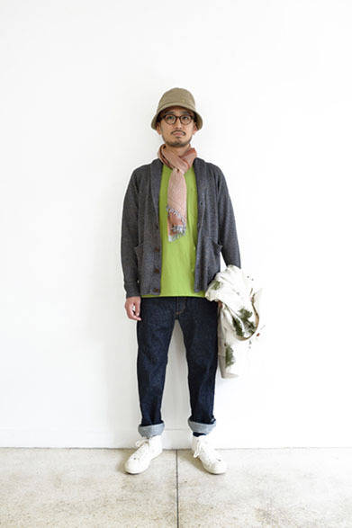 ショールカラーカーディガン 2万5000円、クルーネックTシャツ 4500円、5Pデニムパンツ 1万6000円、ハット 7800円、ストール 7500円、メガネ 2万5000円、スニーカー 1万3000円