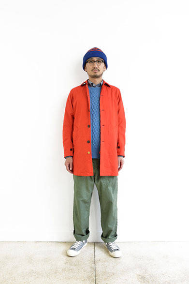 オックスフォードステンカラーコート 2万9000円、インディゴケーブルニット 2万5000円、B.Dシャツ 1万6000円、イージーパンツ 1万2000円、ニットキャップ 7800円、メガネ 2万5000円、スニーカー 1万3000円