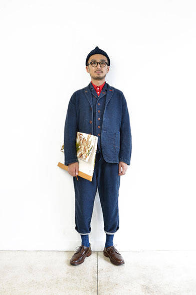 インディゴワークラペルジャケット 3万2000円、インディゴワークベスト 2万2000円、インディゴイージーパンツ 1万8000円、7分袖B.Dシャツ 1万4000円、ニットキャップ 7800円、メガネ 2万5000円、クラッチバッグ 8800円