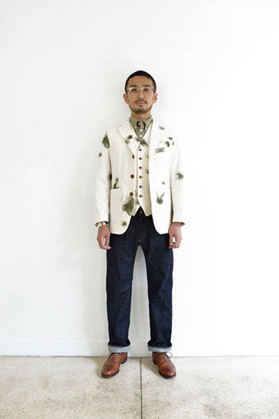 スノーカモラペルジャケット 3万6000円、スノーカモベスト 1万8000円、7分袖B.Dシャツ 1万4000円、5Pデニムパンツ 1万6000円