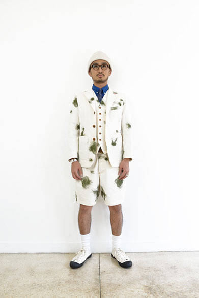 スノーカモラペルジャケット 3万6000円、スノーカモベスト 1万8000円、スノーカモショーツ 1万7000円、7分袖B.Dシャツ 1万4000円、ニットキャップ 7800円、メガネ 2万5000円、プリントタイ 1万2000円