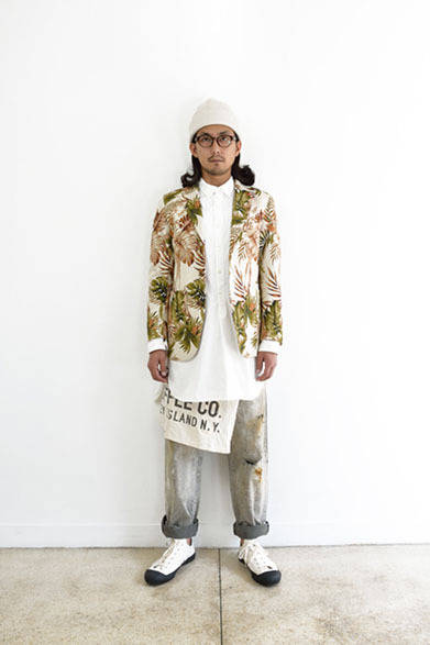 花柄ラペルジャケット 3万4000円、ロングシャツ 1万7000円、ダメージホワイトデニムパンツ 3万2000円、ニットキャップ 7800円、メガネ 2万5000円、MORNINGSIDE COFFEEショートエプロン 7800円