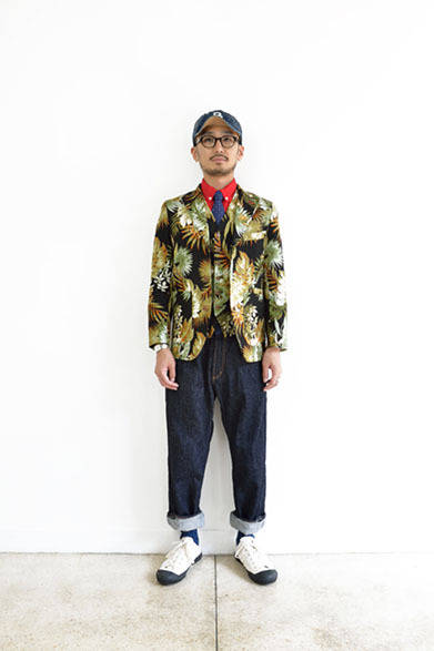 花柄ラペルジャケット 3万4000円、花柄ベスト 1万8000円、7分袖B.Dシャツ 1万4000円、5Pデニムパンツ 1万6000円、デニムB.Bキャップ 1万2000円、メガネ 2万5000円、プリントタイ 1万2000円