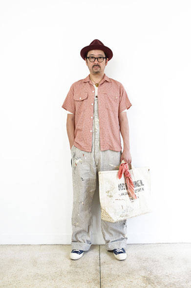 オ－プンカラーシャツ 1万4000円、ヒッコリーオーバーオール 3万4000円、ネックレス 9800円、メガネ 2万5000円、スニーカー 1万3000円、トートバッグ 1万8000円