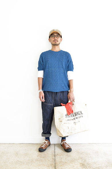 インディゴケーブルニット　2万5000円、デニムイージーパンツ　1万5000円、B.Bキャップ　7800円、メガネ　2万5000円、トートバッグ 1万8000円