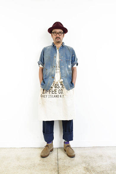 リメイクカバーオール 4万2000円、チノトラウザー 2万2000円、MORNINGSIDE COFFEE エプロン 8500円、ネックレス 9800円、メガネ 2万5000円