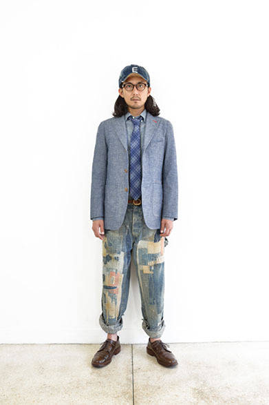 インディゴラペルジャケット 3万4000円、B.Dシャツ 1万6000円、パッチワークペインターパンツ 5万6000円、デニムB.Bキャップ 1万2000円、メガネ 2万5000円、プリントタイ 1万2000円