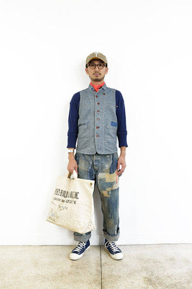 インディゴワークベスト 2万2000円、5分袖リブTシャツ 9500円、パッチワークペインターパンツ 5万6000円、B.Bキャップ 7800円、メガネ 2万5000円、スニーカー 1万3000円、トートバッグ 1万8000円、バンダナ 1800円