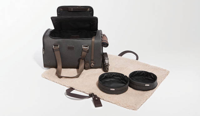 ドッグ・キャリア 6万900円、ミディアム・トラベル・ベッド 3万9900円、トラベル・ドッグ・ボウル 1万5750円