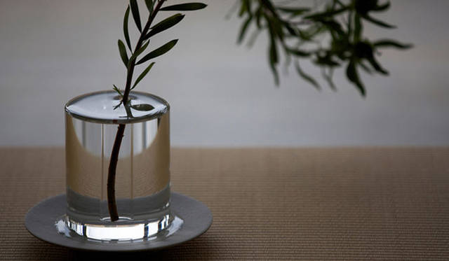 <strong>CRITIBA｜クリチーバ</strong>　SHALLOWS（a flower blooming in a puddle）