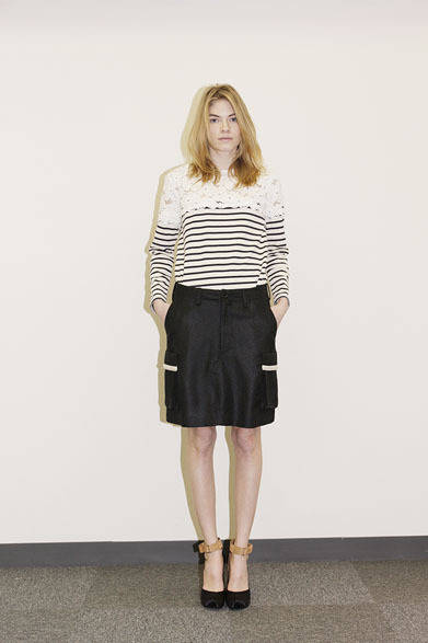LACE×BORDER PULLOVER 1万8000円、CARGO SKIRT 2万円