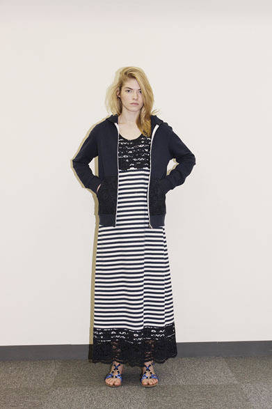 LACE×BORDER MAXI DRESS 2万5000円、LACE ZIIP HOODY 2万1000円