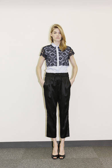 LACE FRENCH SLEEVE SHIRT 1万8000円、HIGH WAIST PANTS 2万4000円